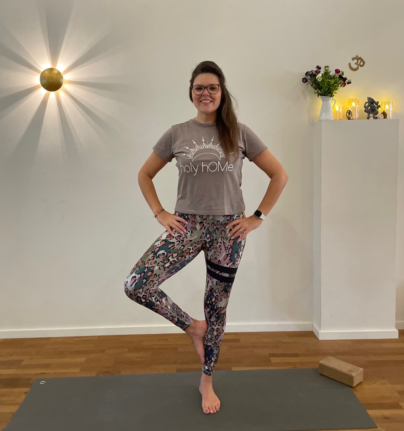 Melinda Kunz, Yogalehrerin, zeigt die erdende Yogahaltung, den Baum während einer Yogastunde bei Krebserkrankung.