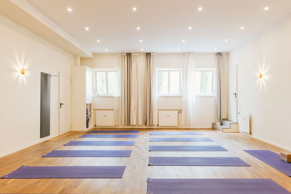 Santosa Yogastudio zu mieten in München mit großem Yogaraum und Blick in den grünen Garten.