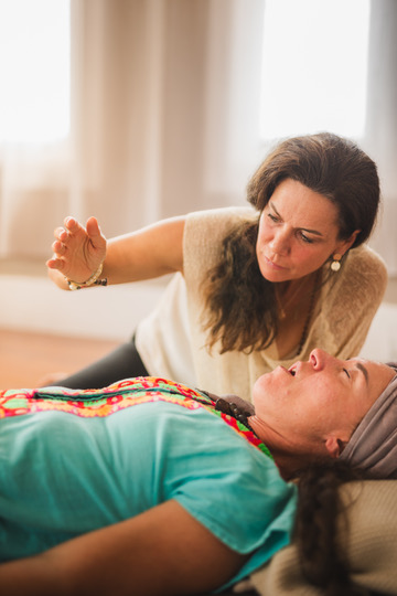 Nicola Rohner begleitet eine Teilnehmerin in der transformativen Atemarbeit.