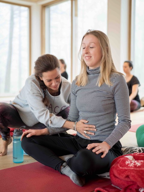 Nicola Rohner begleitet eine Teilnehmerin im Atem-Workshop mit der Bauchatmung.
