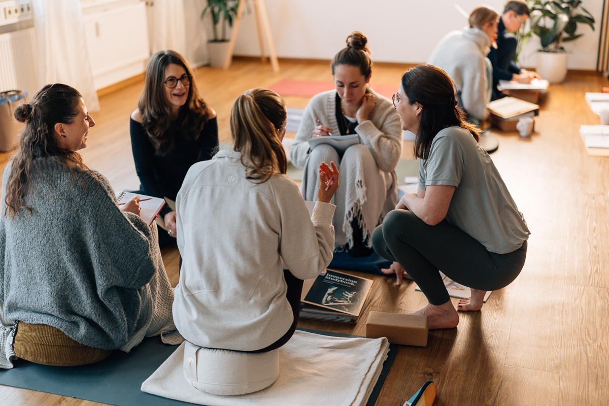 Im Rahmen der Yoga-Business Weiterbildung arbeiten Yogalehrer gemeinsam Lösungen aus.