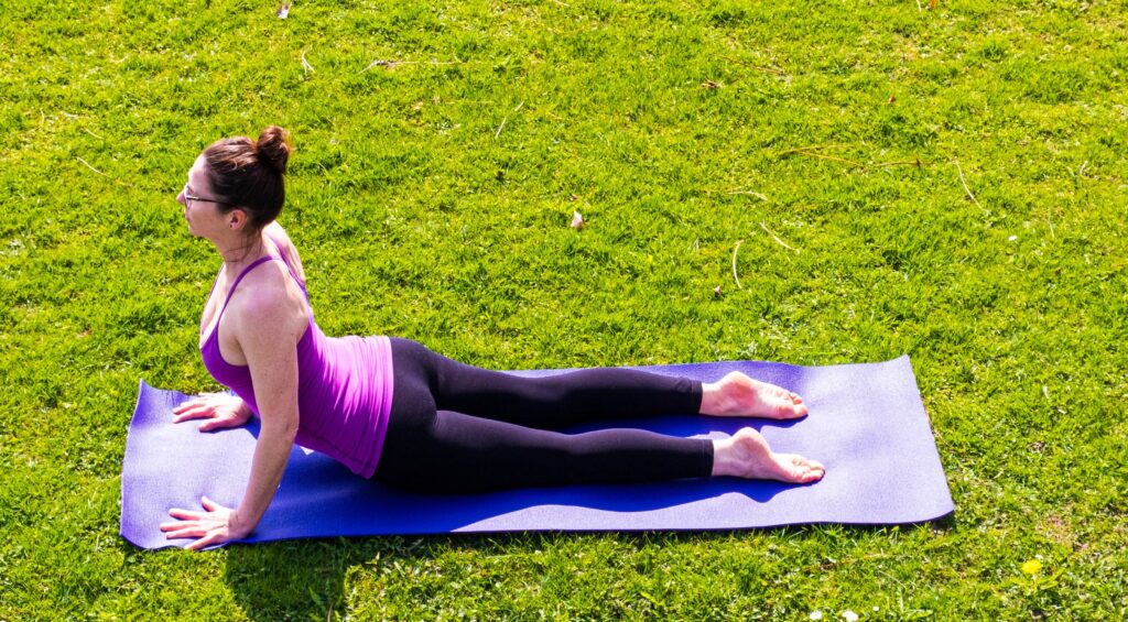 Yogapraxis bei Hitze auf der Wiese
