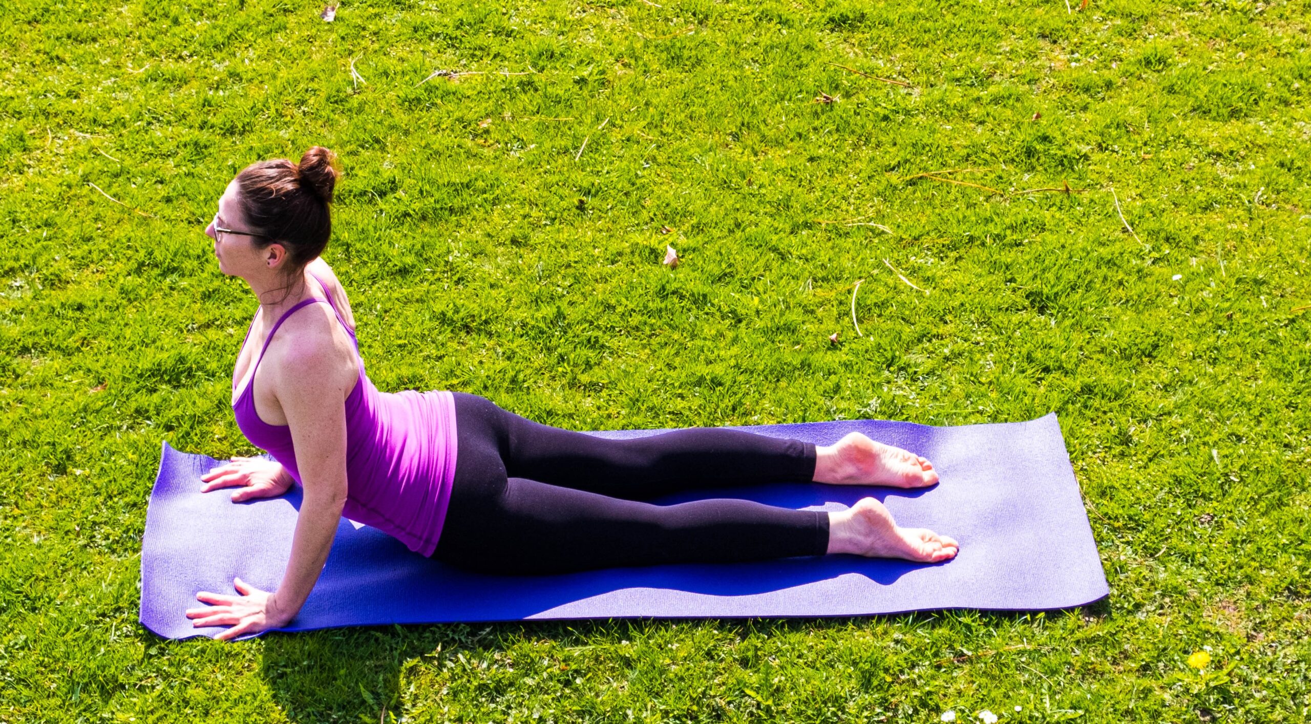 Yogapraxis bei Hitze auf der Wiese